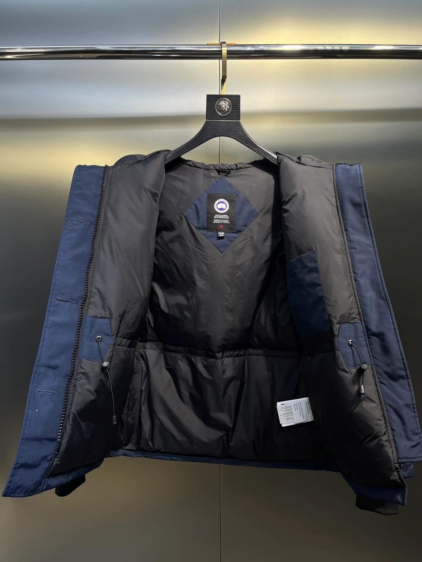 P840 Canada Goose Canada Goose #Expedition03 Parker, a treasure of Canadian origin! Limited supply worldwide! Canada Goose Model 03 is a top-notch couple model. The polar cold-proof outdoor series fur collar detachable hooded parka down jacket is the first Goose in 2024. I hope my friends will like it. Peak quality. I hope everyone can identify it together! The most popular cool items of the Big Goose family in 2024 are online. The same popular product of Yi Yang Qianxi is said to be a joint limited edition Big Goose that cannot be bought in autumn and winter. If you dislike the sameness of the Big Goose in the past, then this model will definitely give you a different experience! This year's most powerful couple's collection for autumn and winter is online, a top-notch luxurious ready-to-wear style, paired with an outdoor warm down jacket with great style and charm! The most standard and classic items of the Daye family in the past two years are equipped with unique reflective stripes for embellishment, which further shows the high-end fashion performance effect. With the embellishment of hardware buckles, it has excellent performance effect. The upper body is clean, simple and elegant, even for urban leisure. It is suitable for various occasions. Designed with large pockets, this model has a large capacity and is equipped with reflective stripes, making it safer at night. It is suitable for various adventure activities. It is made of windproof and waterproof technical materials. The interior is filled with full white duck down, which is absolutely cold-proof and warm. It also has a stand-up collar design and fine fluff at the collar, with meticulous attention to detail! The charm of this model is also more spiritual, and the upper body has more temperament and specifications. It perfectly shows the ultra-high standard of fashionable performance of this model, integrating outdoor and life, and you can even create high-street wear! The most pinnacle limited-edition goose that we have presented so far, both in terms of design and detailed materials, it is completely outstanding. The grand and evergreen version design is matched with cool reflective elements. The overall appearance can be said to be quite high, and it has that kind of powerful outdoor performance! It combines high-end casual attributes with high-street style. It is high-grade, domineering, warm, and beautiful. The visibility of the upper body is quite strong, and the configuration of the owl element is highly brand-recognizable. It fully complements the overall brand performance and visual effects, and also has the high-end sense of fashion and fashionable performance. It is a must-buy product because it is the most awesome down brand on the planet and one of Canada's three national treasure brands. It is also a sentimental down luxury brand. In the field of polar cold-proof clothing, Goose has made an irreplaceable contribution... Size: xs s m l xl